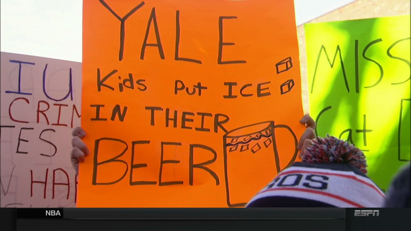 Illustration for article titled "Yale Cites Wikipedia": Your College GameDay Sign Roundup